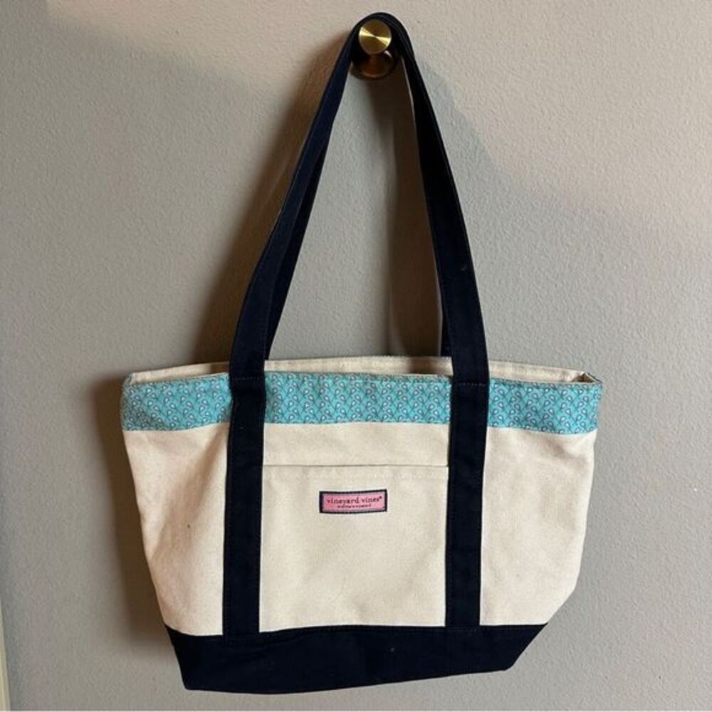 Vineyard Vines | classic boat tote lacrosse
Canvas tote gingham lined tote bag